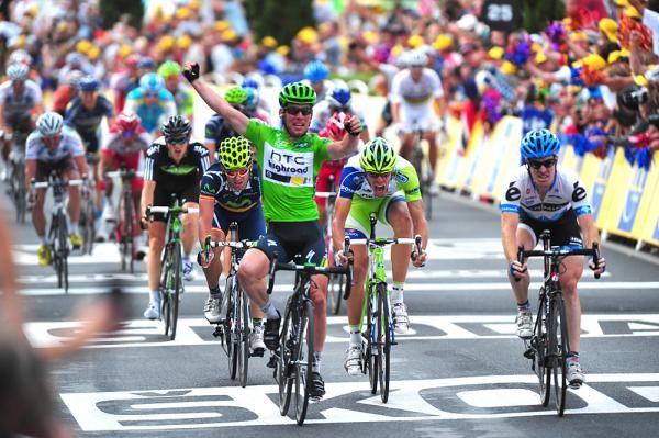 Mark Cavendish wins stage 15 and extends his green jersey lead