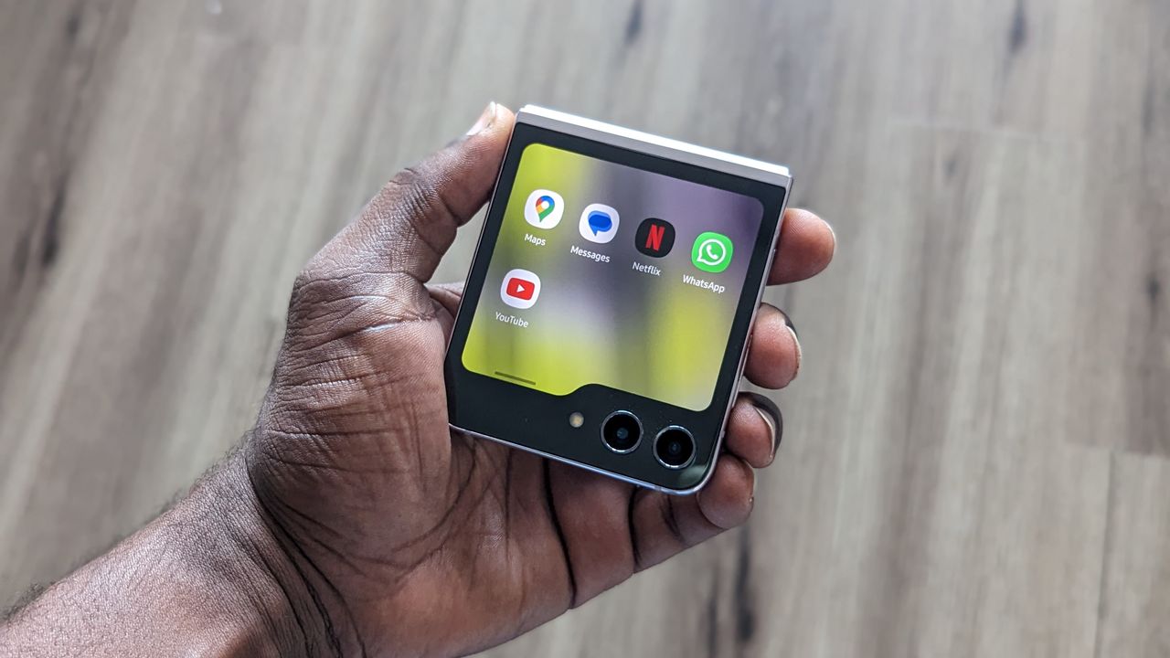 Samsung Galaxy Z Flip 5 apps available via labs