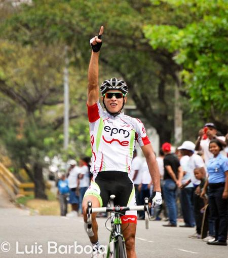 Jaime Vergara (Epm-Une) celebrates his victory in the final stage.