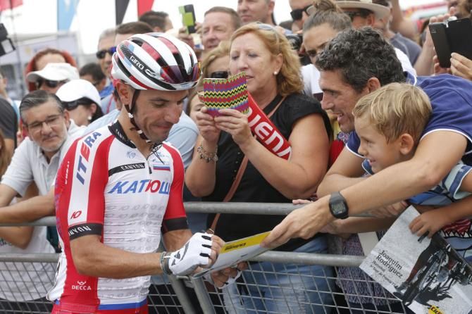 Joaquim Rodr&iacute;guez signs a few autographs