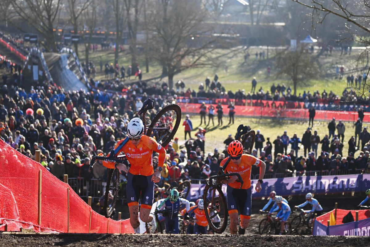 The Dutch men take the lead early on in the U23 race