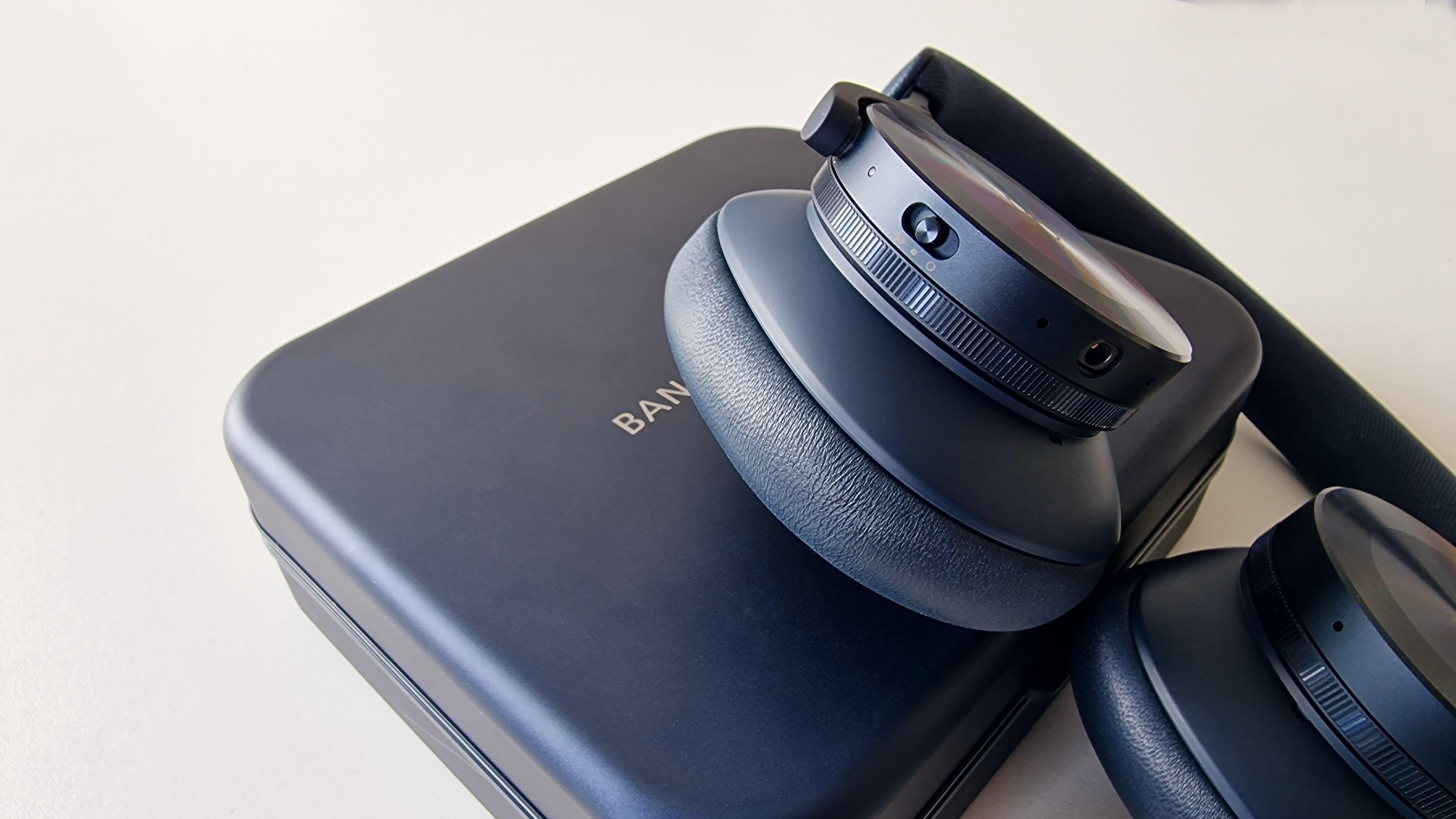 Nærbillede af Beoplay H95, der ligger på etuiet