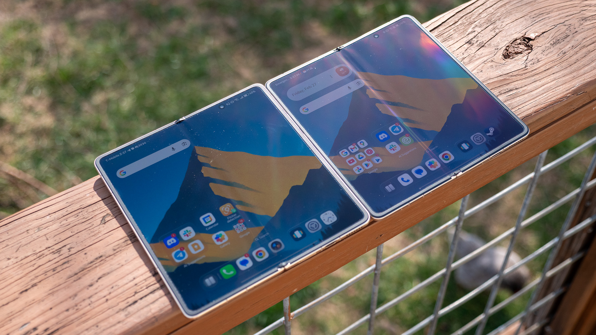 Comparing the reflectivity of the displays of the Honor Magic V6 (left) to the Honor Magic V5 (right)