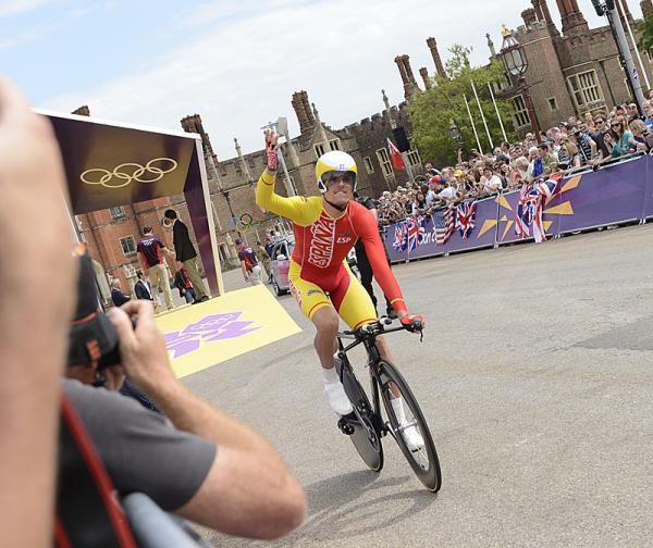 Luis Leon Sanchez Gil (Spain) raises his arm in frustration after snapping his chain as he left the start house