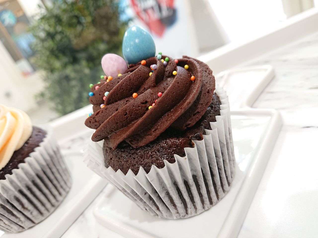 In Bokeh mode you can adjust the blur effect, but here the top of the mini eggs are also blurred
