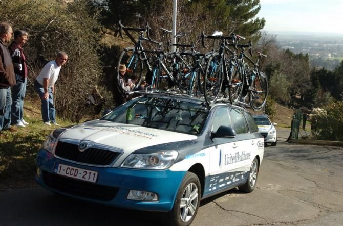 Unitedhealthcare team vehicle screeches up a climb