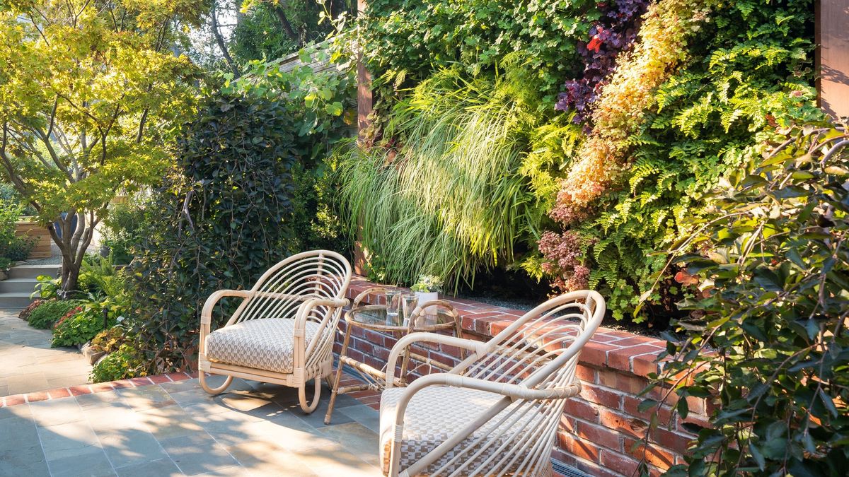 D'une pièce d'eau chic à un pouf d'extérieur tendance, ces 12 achats transformeront votre jardin en un havre de détente