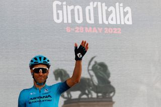 Vincenzo Nibali waves to the Budapest crowd at sign-on