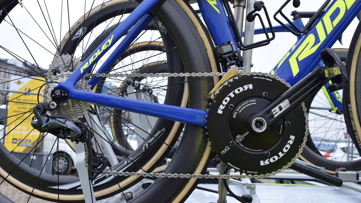 WB Aqua Protect Veranclassic use a hybrid drivetrain consisting of a Shimano Dura-Ace front derailleur, Shimano Ultegra rear derailleur, cassette and chain, and a Rotor crankset