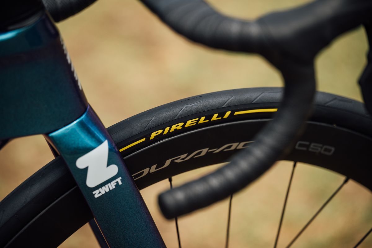 A blue Canyon Aeroad CFR with Pirelli tyres at the Tour down Under 