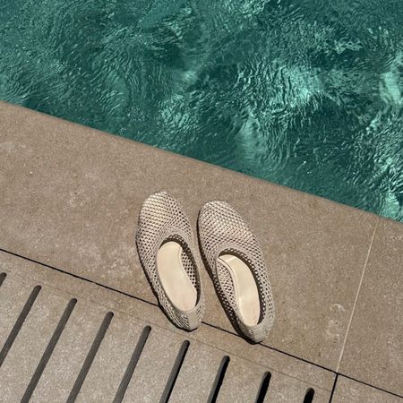 woven/mesh flats