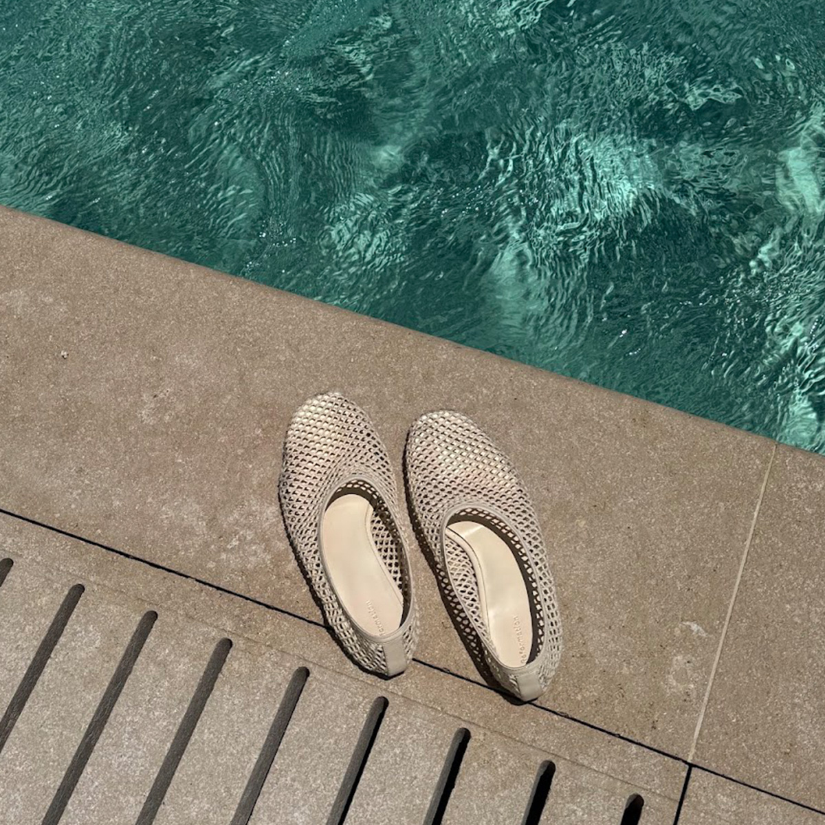 woven/mesh flats