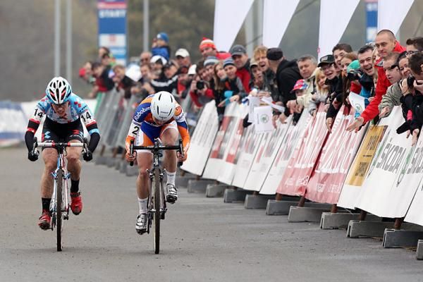 Sanne van Paassen (Rabobank Women Cycling) comes around Katie Compton (Trek Cyclocross Collective) in the finishing straight.