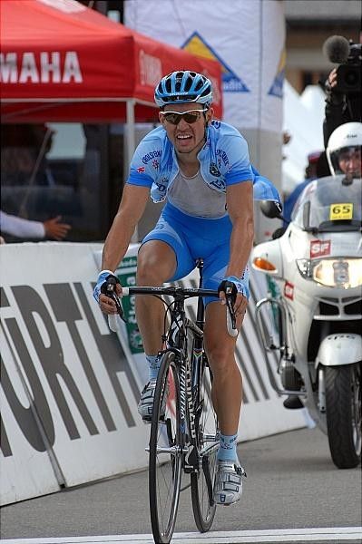 Markus Fothen (Gerolsteiner) rolls in.