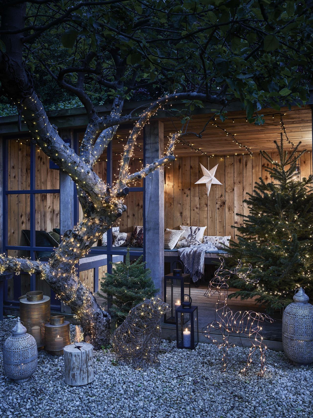 How to hang Christmas lights around the home and outside, too Homes