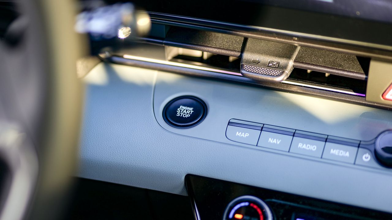 2025 Hyundai Elantra Hybrid Limited test drive review.