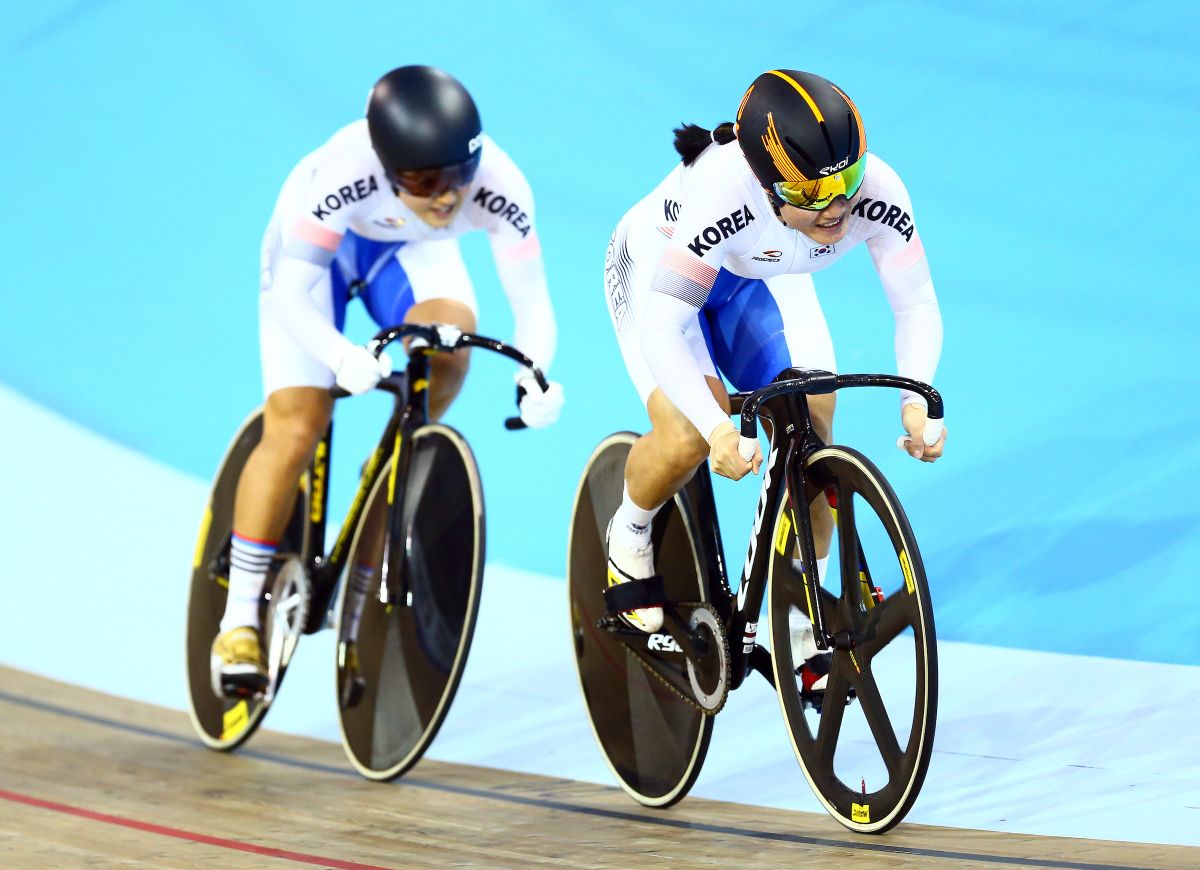 Wongyeong Kim and Hyejin Lee in the team sprint
