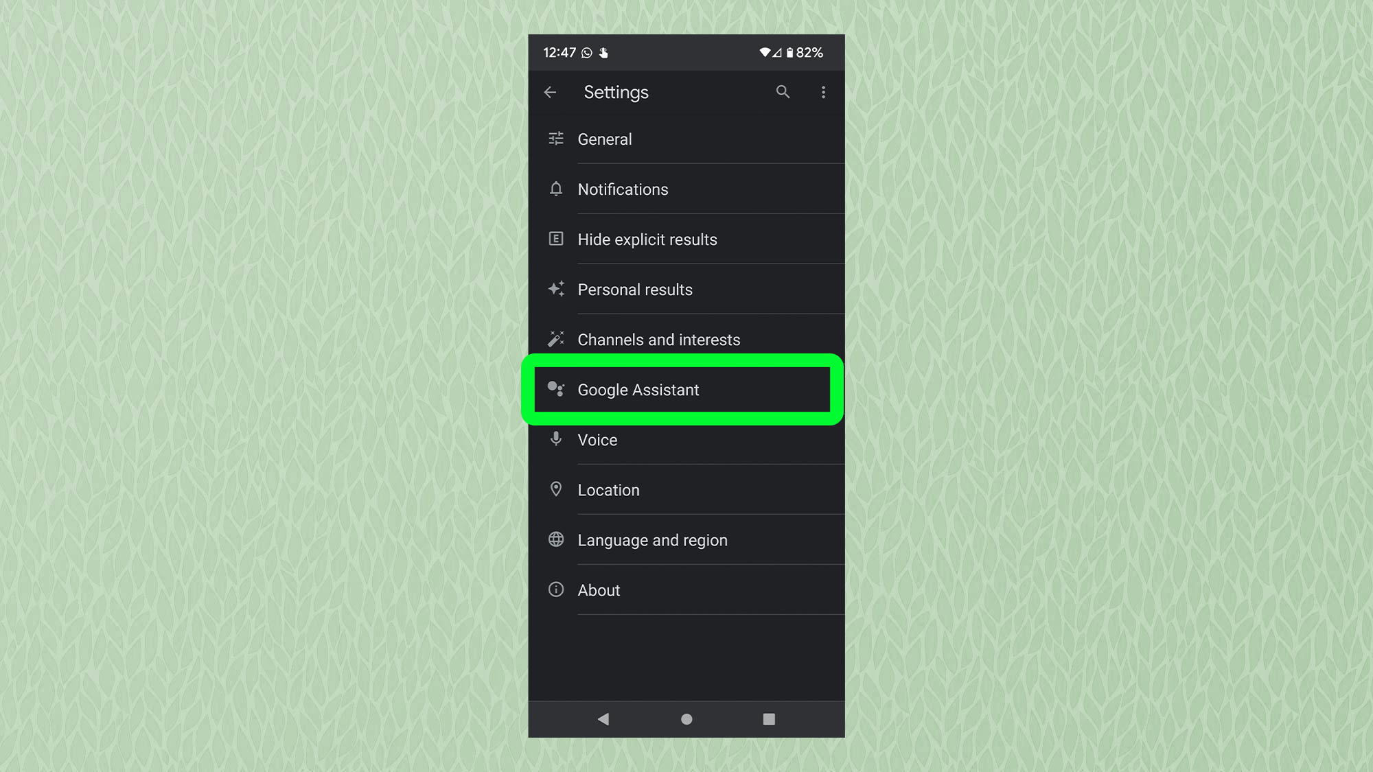 Снимок экрана с Android, показывающий меню настроек Google с выделенным Google Assistant