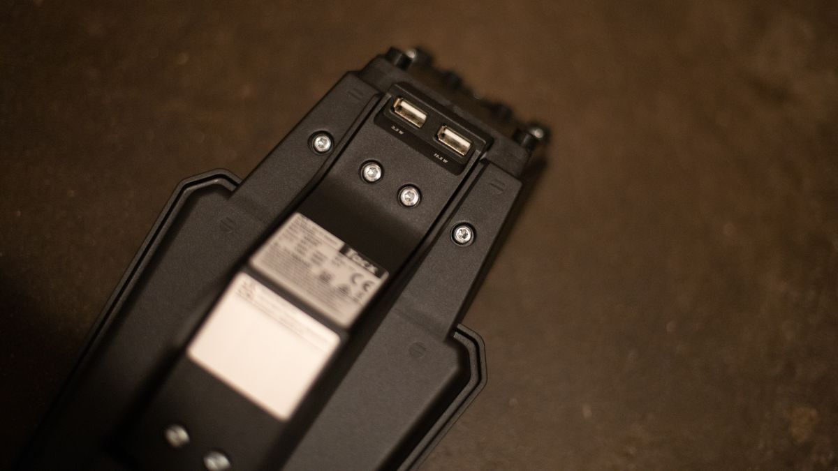 Garmin Tacx Neo Bike Plus USB charging ports