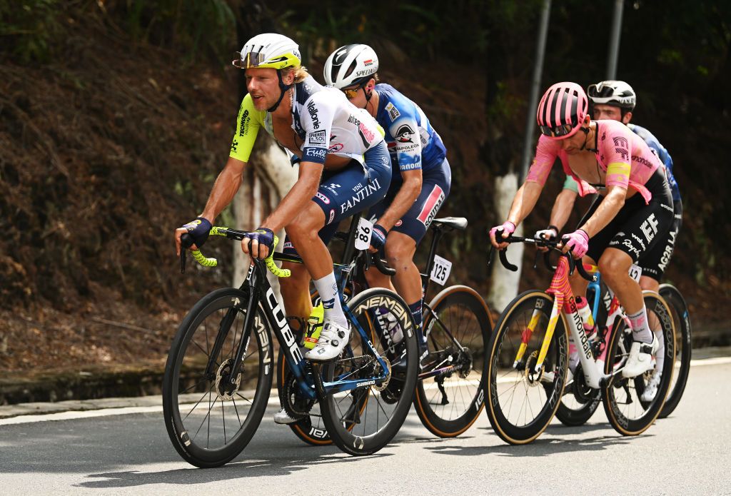 2024 Tour of Guangxi stage 4: Taco van der Hoorn (l) in a mid-race break