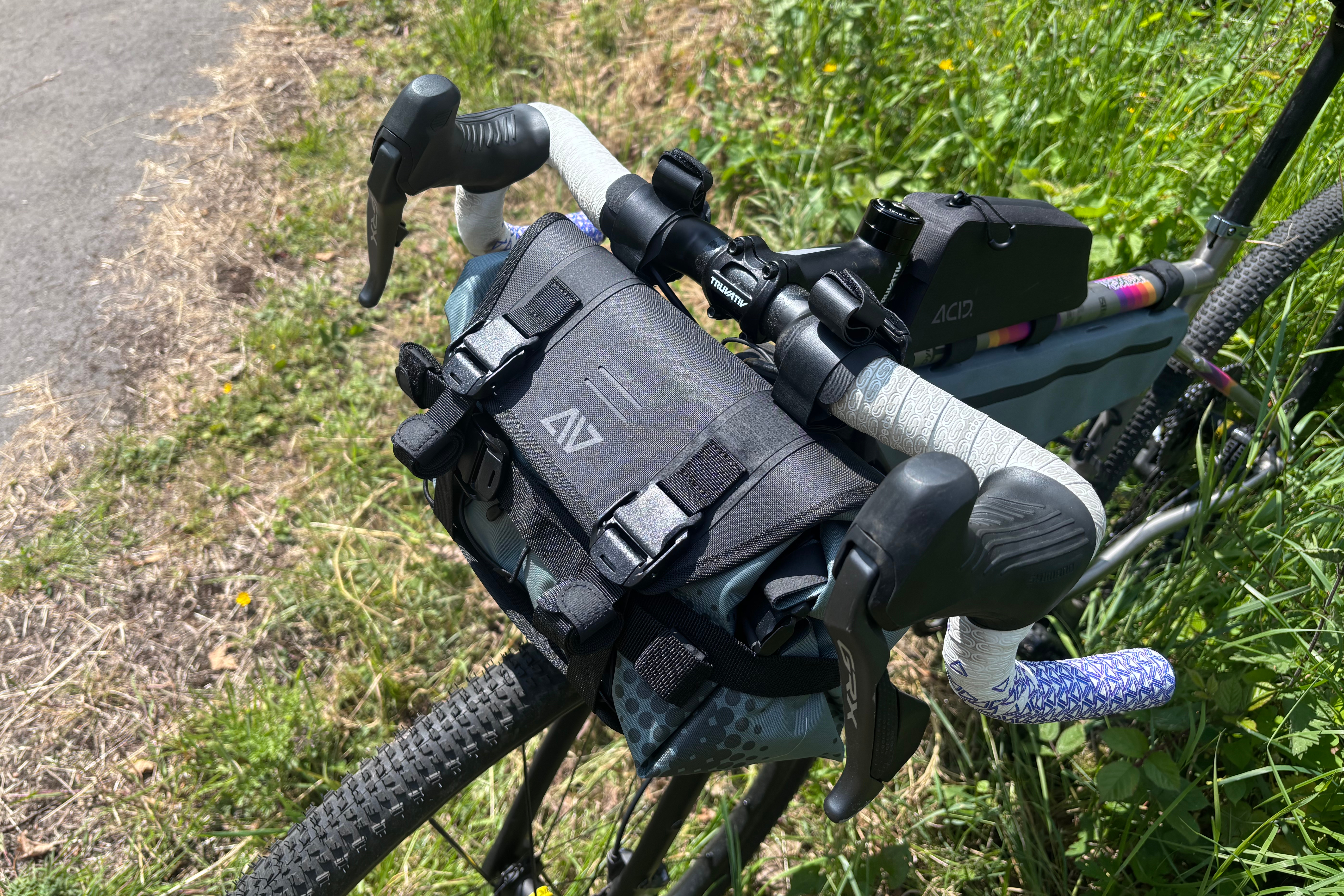 Deda Gera handlebars with bar bag fitted