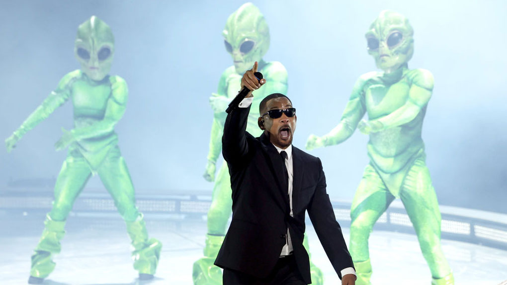 Will Smith surrounded by aliens