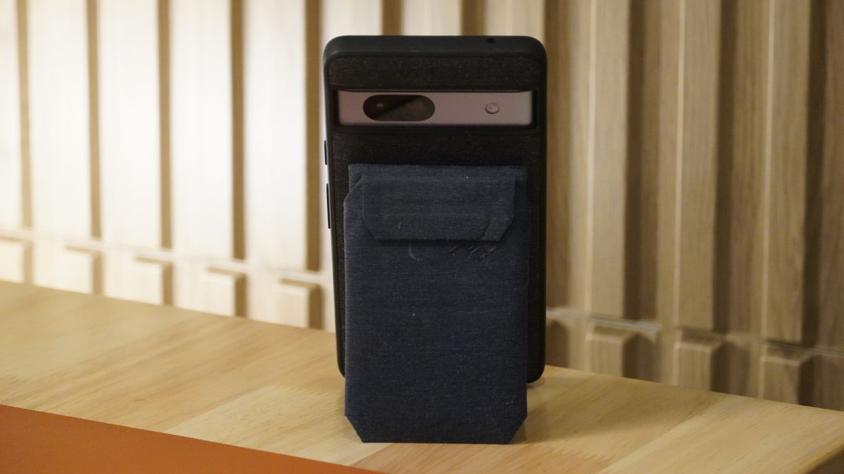 The Peak Design Everyday Case and wallet stand on a Pixle 7a.