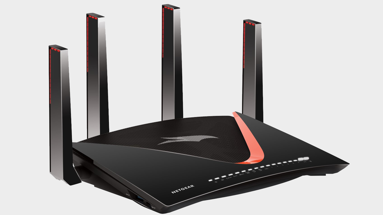 Gri arka planda Netgear Nighthawk XR700 önden görünüm