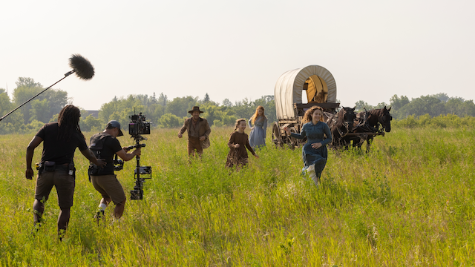 Luke Bracey as Charles Ingalls, Alice Halsey as Laura Ingalls, Skywalker Hughes as Mary Ingalls, Crosby Fitzgerald as Caroline Ingalls in Little House on the Prairie