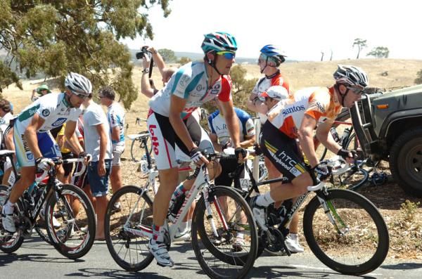 Australians Adam Hansen (Omega Pharma - Lotto) and Matt Goss (HTC - Highroad) climb Checker Hill.