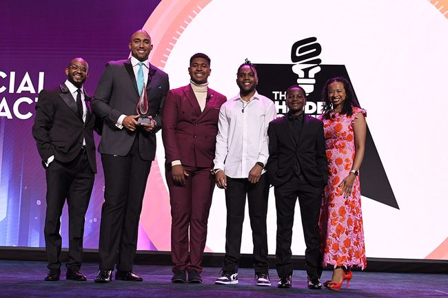 Kaitz dinner co-chairs Detavio Samuels (far l.) and Dalila Wilson Scott (far r.) present the ChangeMaker Award to representatives of The Hidden Genius Project.