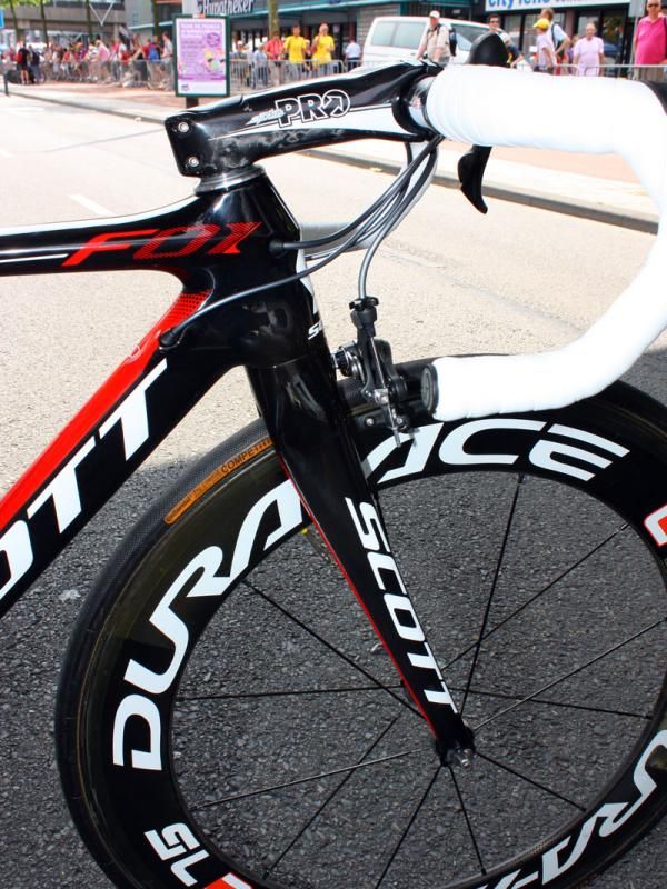 Scott equips the new Project F01 with a tapered 1 1/8"-to-1 1/4" all-carbon fork.