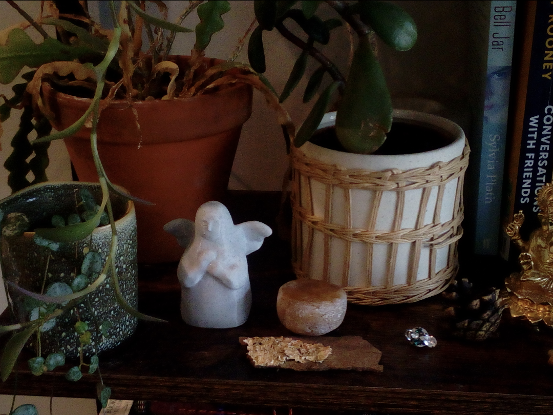 A photo of a 3D model of a goddess statue, taken on a myFirst Camera 50 smartphone camera for 5-12-year-olds
