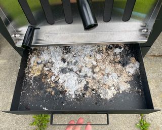 Ash tray of the Outsunny Outdoor Garden Pizza Oven Charcoal BBQ