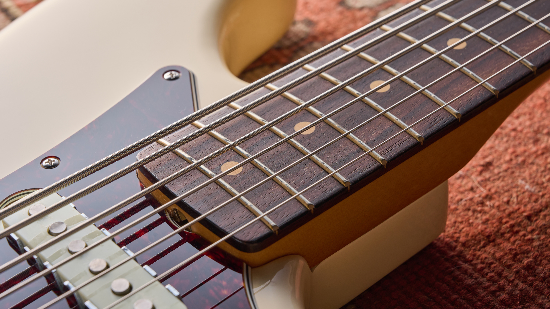 Fender vintera III ⁢Early '60s Bass VI in Olympic White with red ⁢tortoiseshell pickguard.