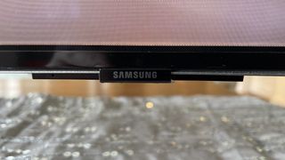 Samsung QN900C close up van het logo
