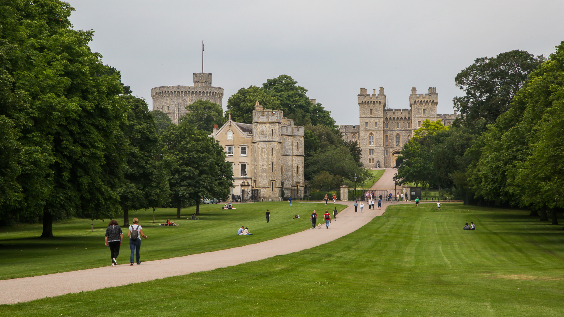 Pohled na The Long Walk a hrad Windsor