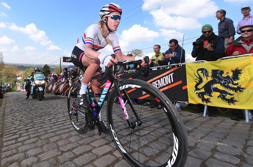 Hannah Barnes over the cobbles at 2017 Tour of Flanders Women