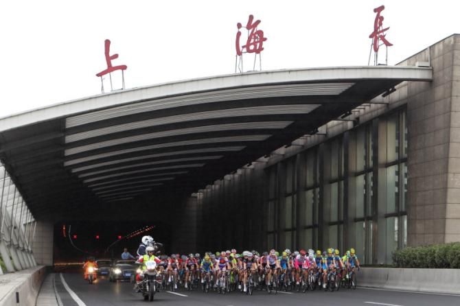 The peloton exits the Changjiang Tunnel.