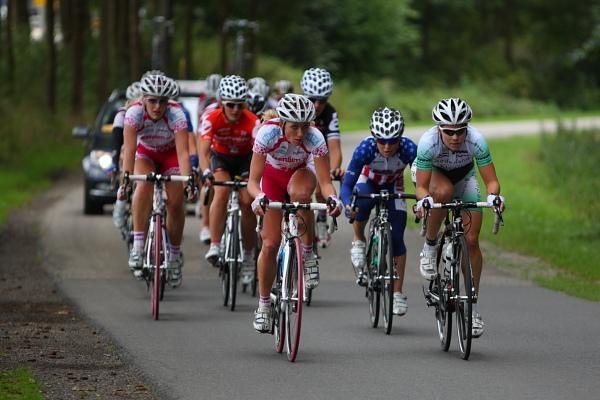 The leaders broke away in the twisty lanes during the first lap