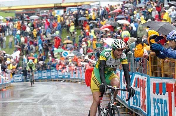 Jose Gutierrez Cataluna (Phonak) comes into the finish area