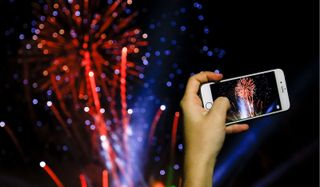 How to photograph fireworks with iPhone