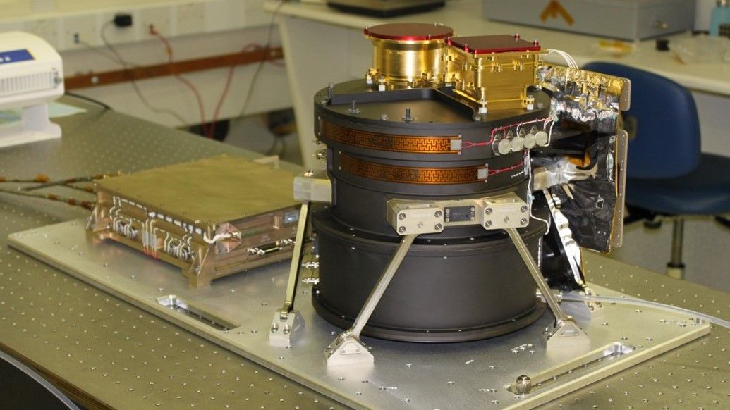 The Emirates Exploration Imager (EXI) studies the lower atmosphere and produces high-resolution photographs of Mars.