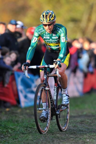 Sven Nys solos to victory in Niel