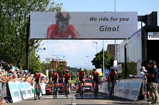 Tour de Suisse peloton pays poignant tribute to Gino Mäder