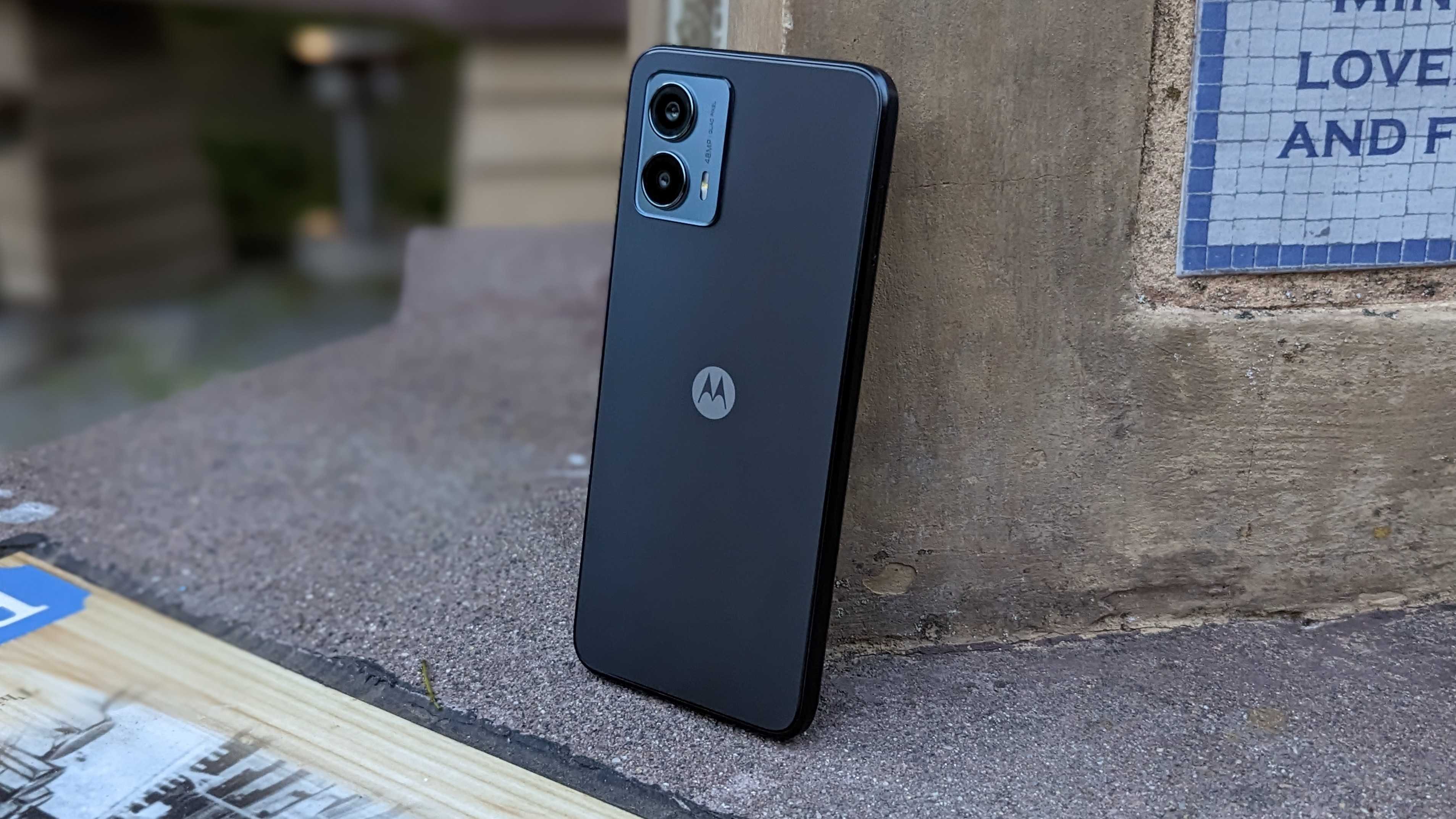 Moto G 5G (2023) outdoors