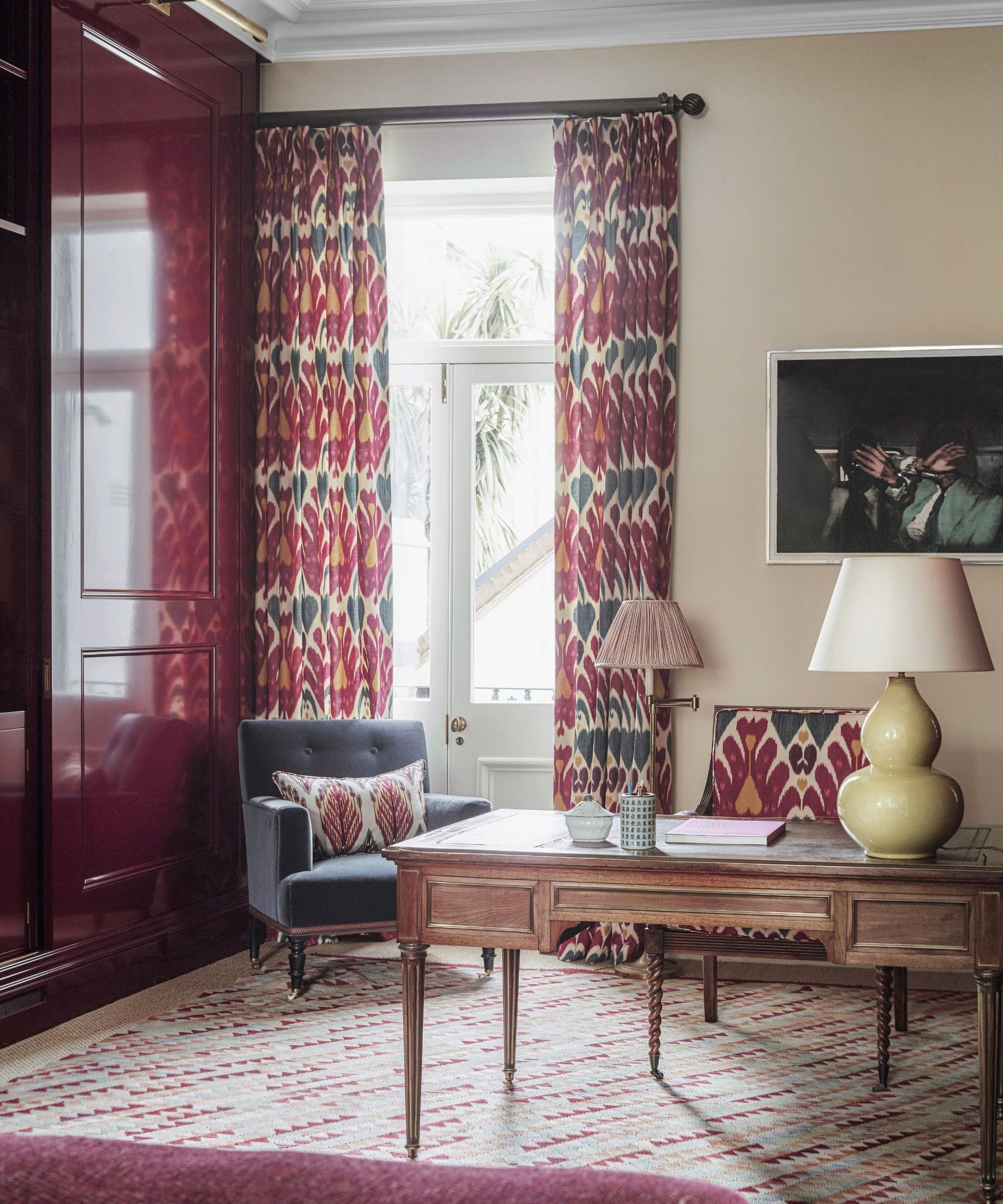 Burgundy homes office with high gloss cabinets