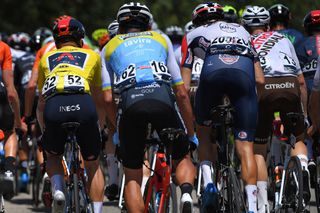 ALTO DO MALHO LOUL PORTUGAL MEI 09 Ethan Hayter dari Inggris, INEOS Grenadiers Yellow Leader Jersey Alejandro Manuel Marque Porto dari Spanyol, Atum General Tavira Maria Nova Hotel Marvin Scheulen dari Portugal, LA Aluminios LA Sport Team Anthony Julian dari Perancis dan AG2R Citroen Team selama turnamen 47 Volta atau Algarve 2021 Tahap 5, Tahap 1701 km dari Albufeira ke Alto de Malhu 510m Loul VoltAlgarve VAlgarve2021 pada 09 Mei 2021 di Alto do Malho Loul Portugal Foto oleh Luc Claessen Getty Images