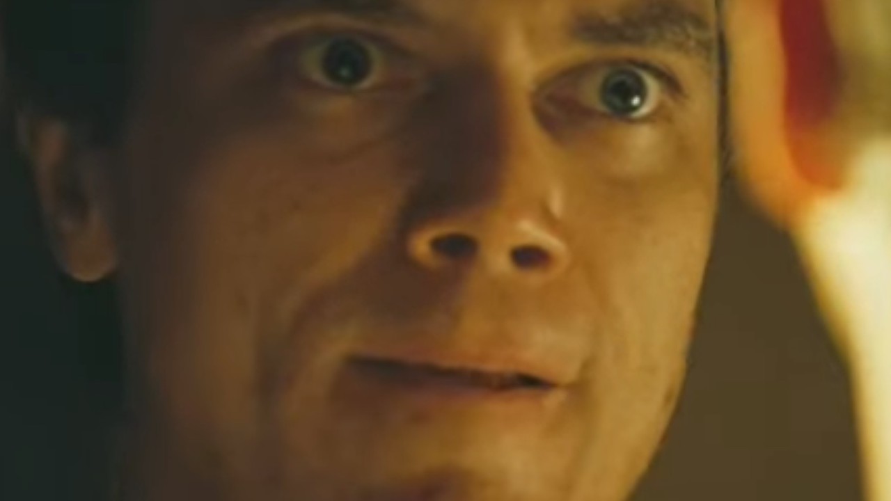 Micahel Shannon with a crazed look in his eyes in Bug