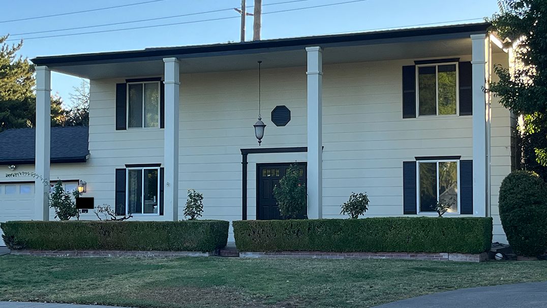 A house with 4 pillars